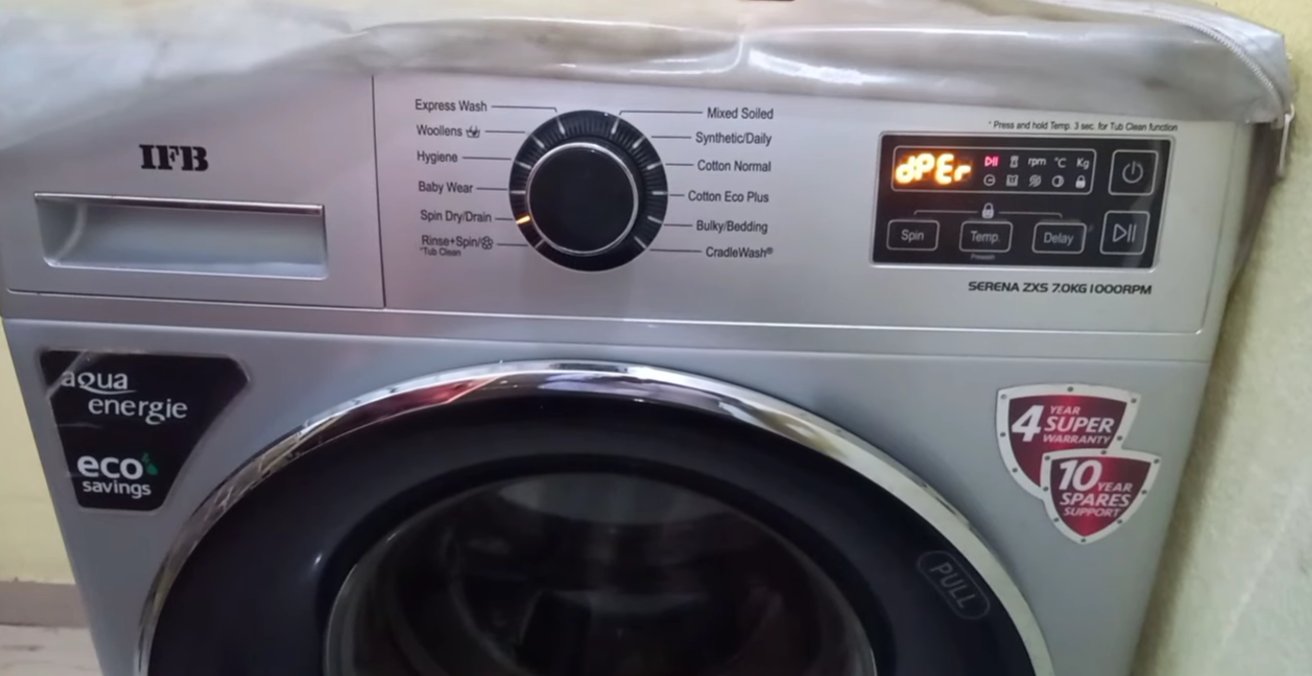 IFB Serena ZXS 7kg washing machine showing dE error code on the digital display panel alongside cycle programs